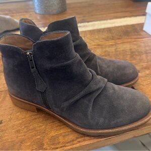 Chic Suede Ankle Boots in Charcoal